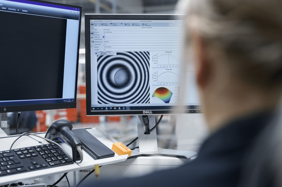 3D interferometer measurement of a fiber optic cable being analyzed by an employee.